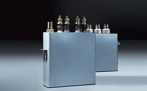 電容器在直流電路中起什么作用？